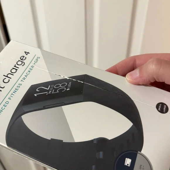 Fitbit Charge 4 - NEW! (damaged box) - Picture 7 of 9